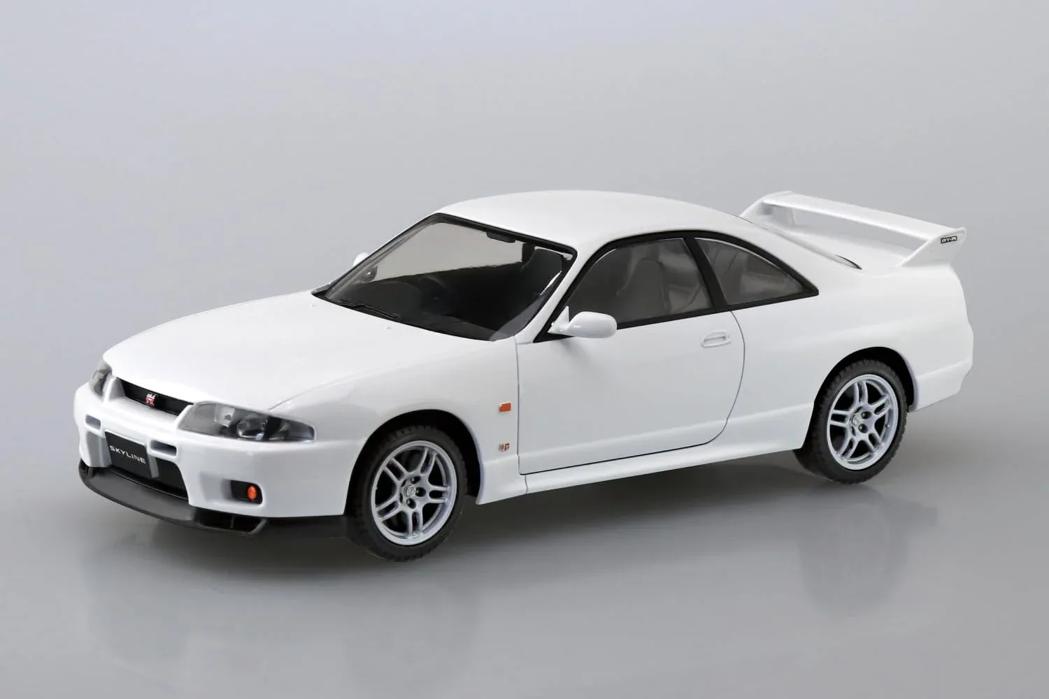 Aoshima 1/32 Nissan R33 Skyline GT-R White Pre-Colored Model Kit - Image 2